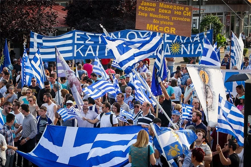 «Ζάεφ Μακεδόνας γεννιέσαι, δεν γίνεσαι!»: Ξεσηκωμός από χιλιάδες Ελληνες – Οι πολίτες στέλνουν τελεσίγραφο στη Κυβέρνηση – Στο πόδι 24 πόλεις – Δείτε ζωντανά